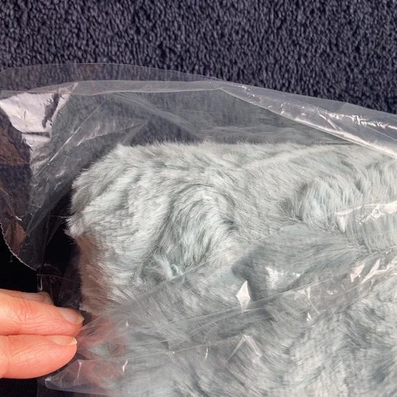 Relisted Madison Park faux fur throw 60 X 70 in - Picture 13 of 13